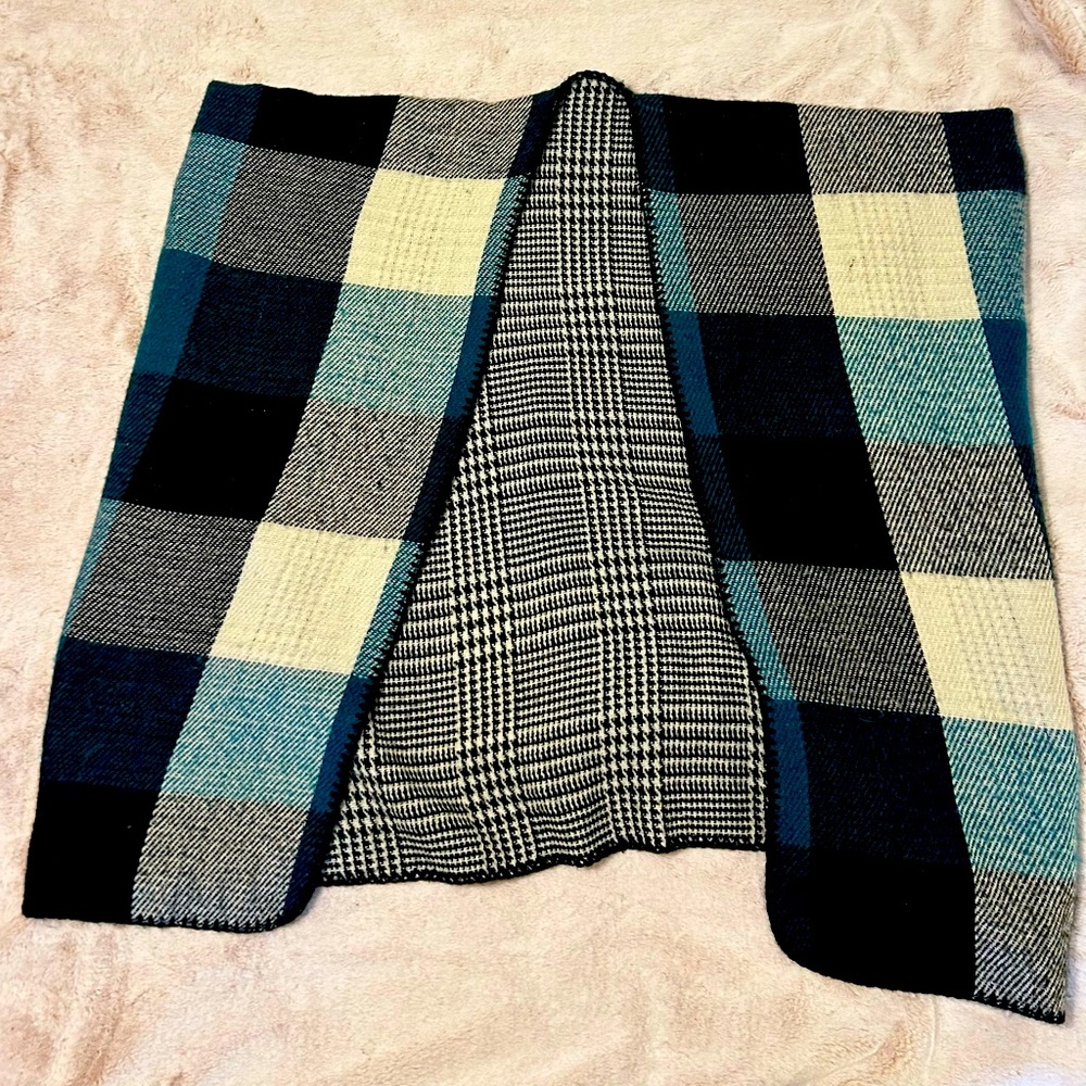 Very pretty shrug one size fits all - Picture 1 of 1
